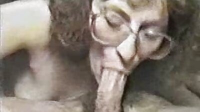 Masturbation anale avec vieilles femmes naturistes de longues aubergines épaisses sous la douche