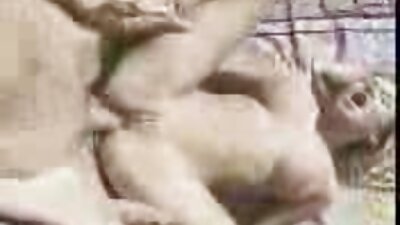 Un vieilles cougars Asiatique essaie d'avoir une grosse bite dans son anus